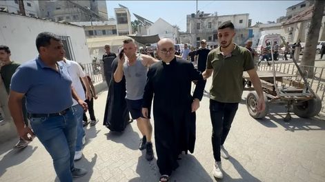 Ciudadanos heridos, incluido el padre argentino Gabriel Romanelli, tras un ataque a la Iglesia de la Sagrada Familia en Gaza