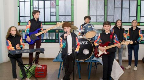 Los Andes | Un grupo de alumnos de séptimo grado del colegio María Reina (Godoy Cruz) grabó un cover de Follow You y participan de una competencia internacional. Si ganan, comprarán computadoras para su escuela. Foto: Gentileza.