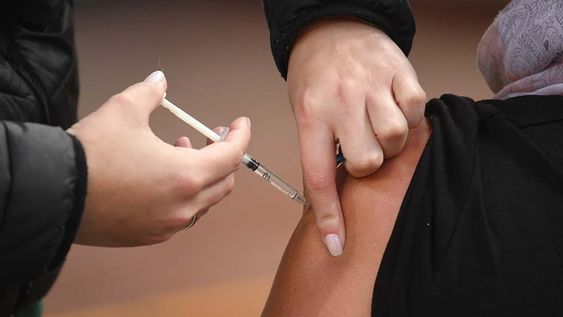 Un joven en Reino Unido rompió las reglas de sus padres antivacunas, se aplicó la primera dosis de la vacuna contra el covid-19 y lo echaron de la casa. - Imagen ilustrativa / Archivo Los Andes