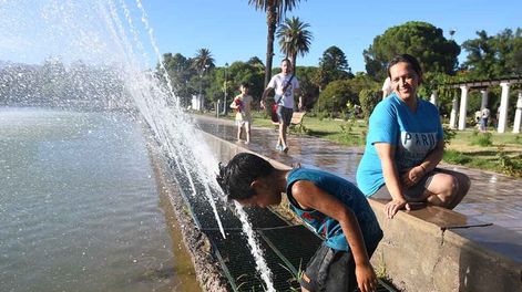 Temperaturas muy altas en la provincia de Mendoza. Mateo junto a su mamá se refresca en el lago del parque General San Martín de ciudad.Foto:José Gutierrez / Los Andes