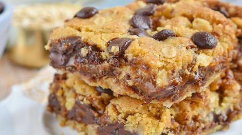 Cuadritos de galletas de avena con chocolate.