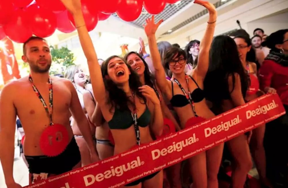 Esta acción, llamada Seminaked Desigual, generó esta oportunidad para que las personas puedan conseguir las prendas que más les gustan. Gentileza: Head Topics.