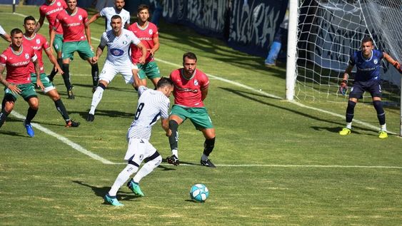 Felix Banega y una acción manifiesta de gol para la Lepra. / Nicolás Ríos (Los Andes).