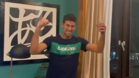 Djokovic y su eufórico festejo fobalero por la clasificación del seleccionado de Serbia.