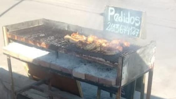 Durante la noche de este martes, una gran parrilla y toda su estructura fueron robadas en el barrio Jazmín (Luzuriaga). Sus dueños son una familia que vive de la venta de pollo a la parrilla los fines de semana, por lo que piden ayuda para recuperarla.