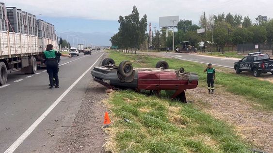 Volcó en solitario en el Acceso Este y salió despedido del auto: está en grave estado
