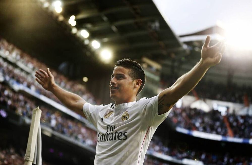 Real Madrid goleó al Almería y no le pierde pisada al Barça