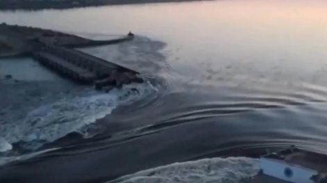 La represa de Kajovka luego de las detonaciones que destruyeron una parte de su infraestructura, inundando varias ciudaddes en torno al río Dniéper en el óblast de Jersón.