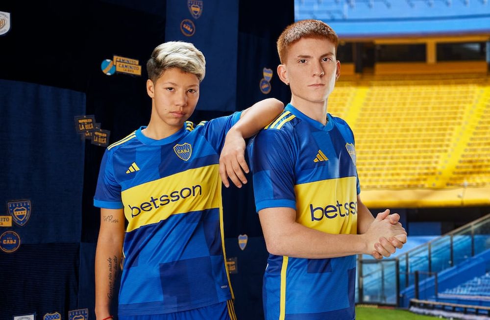 Kishi Núñez y el Colo Barco con la nueva camiseta de Boca (Prensa Boca)
