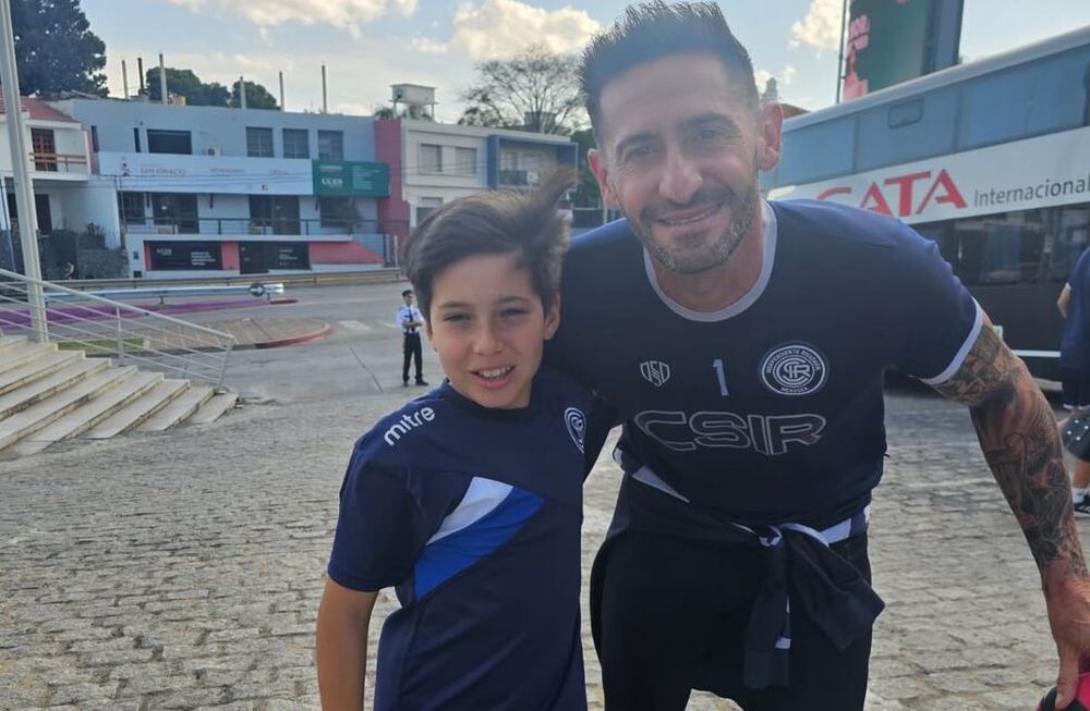 Julián Egarrat, fanático de independiente de 12 años, viajó a Córdoba junto a su papá Fernando y se sacó fotos con Maxi Gagliardo en la puerta del hotel. / Gentileza.
