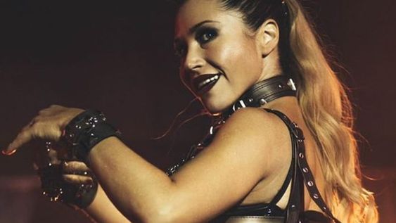 Solo con tiritas tapando su cuerpo, Adabel Guerrero hizo una invitación muy especial a sus seguidores