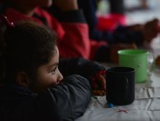 Relatos de pobreza desde el corazón del aula: llegan más chicos con hambre, falta de ropa y sin útiles Docentes y directivos de comunidades vulnerables ven el impacto del deterioro económico y tratan de paliar como pueden, incluso con sus propios recursos. Los pequeños llegan a las aulas con menos higiene por falta de muda de ropa, se repiten las meriendas que les dan o llegan sin haber tenido almuerzo.  Foto: Javier Ferreyra