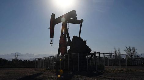 Bomba de varilla conocida como guanaco, unidad de bombeo para extraer petróleo, ubicada en la zona de Lunlunta Maipú.