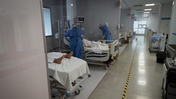 Unidad de Terapia Intensiva UTI donde estan los pacientes graves que requieren respiradores mecanicos en el hospital Central. Ignacio Blanco / Los Andes