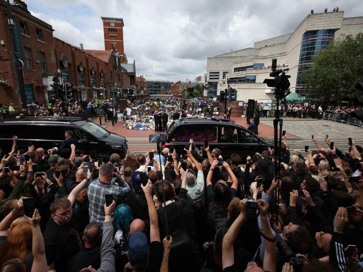 BIRMINGHAM (Reino Unido), 30/07/2025.- Fans observan el cortejo fúnebre del músico Ozzy Osbourne al pasar por el banco y puente de Black Sabbath en Birmingham, Reino Unido, el 30 de julio de 2025. Osbourne falleció a los 76 años el 22 de julio de 2025, semanas después de su último concierto con Black Sabbath. Le habían diagnosticado párkinson en 2019. (Reino Unido)&nbsp;