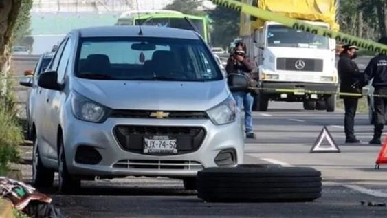 La mujer se bajó para cambiar el neumático pinchado pero el mismo reventó justo y le causó graves daños, por los que luego falleció.