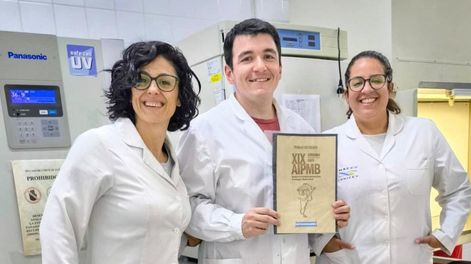 Un equipo de investigadores de Mendoza fue reconocido por un proyecto que permite identificar cambios genéticos y proteicos capaces de predecir la progresión de lesiones orales. Lidera el trabajo Flavia Bruna, doctora en Biología y profesional principal del CONICET (izquierda). Junto a ella, los investigadores Matías Ferrando y Leila Zyla. Foto: Gentileza