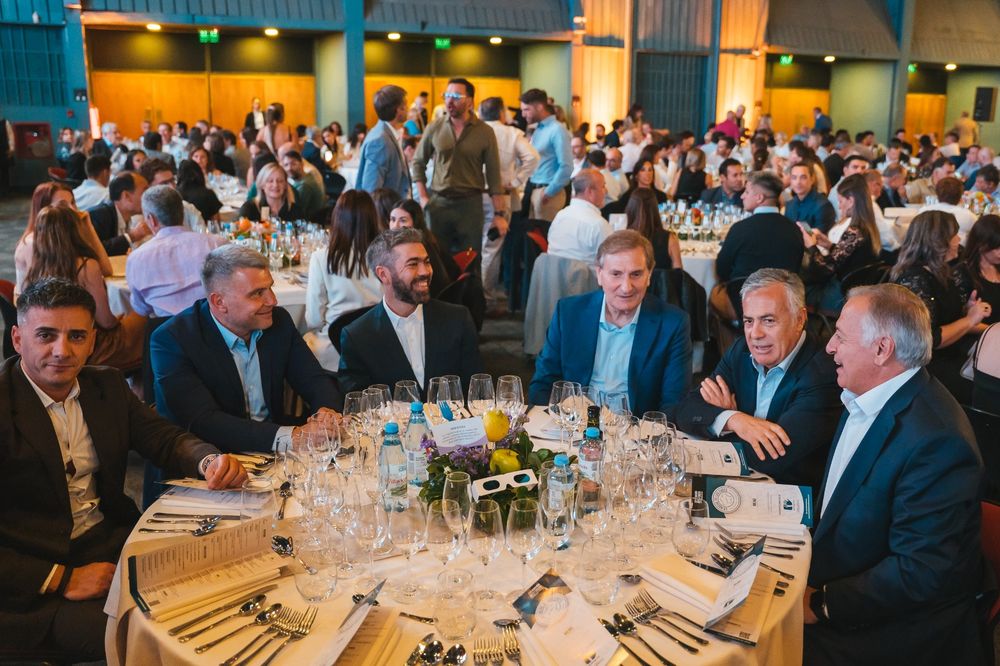 Los intendentes Marcos Calvente y Diego Costarelli; Carlos Gordillo y Juan Carlos Meca, de AMEM; el gobernador Alfredo Cornejo y el procurador de la provincia Alejandro Gullé