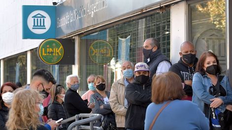 Con el cobro del próximo mes también se sumaría el bono para subsanar la pérdida del poder adquisitivo que ha generado la inflación. Foto: Orlando Pelichotti / Los Andes