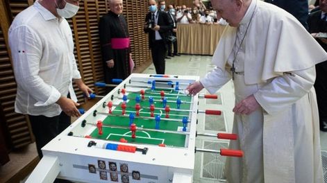 Los Andes | El papa Francisco hizo una pausa en su agenda y jugó al metegol durante la Audiencia General. Prensa Vaticano