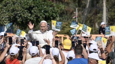 El Papa León XIV saluda a los fieles mientras celebra la Santa Misa durante su visita pastoral a la isla de Lampedusa, en el sur de Italia, el 4 de julio de 2026.