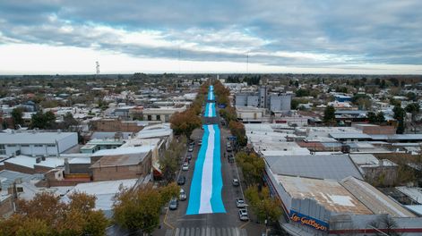 General Alvear desplegó la bandera más grande del país
