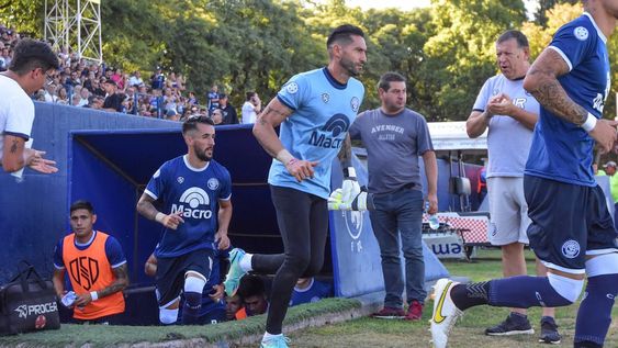 El arquero de los ascensos, Maxi Gagliardo se ha ganado el cariño y respeto del pueblo Azul. Este domingo, el equipo de Berti vuelve a tener una parada difícil de local. Foto: Mariana Villa / Los Andes