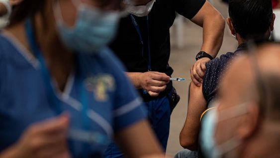Países como Chile y Uruguay han alcanzado el 70% de su población vacunada contra el Covid pero otros países de América Latina no llegan al 20%. Foto: AP