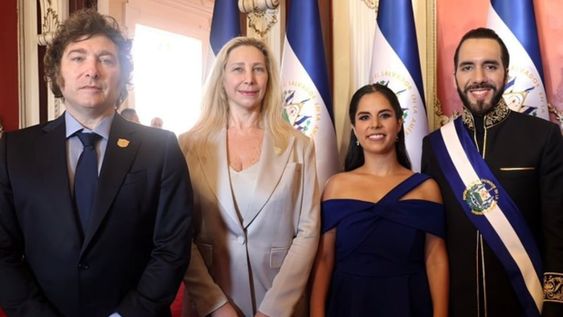 El presidente de la Argentina, Javier Milei, junto a su secretaria general de la Presidencia, Karina Milei, la primera dama de El Salvador, Gabriela Rodríguez, y el reelecto mandatario salvadoreño Nayib Bukele. Foto: Presidencia.