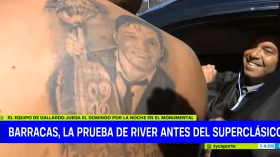 Marcelo Gallardo le firmó un tatuaje a un fanático Milonario que rompió en llanto por la emoción. Gran gesto del DT. / Gentileza.