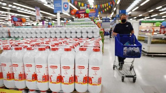 Distintas variedades de leche, queso cremoso, manteca, dulce de leche, yogures, queso untable y muzzarella se agregarán al programa de Precios Cuidados. Foto: José Gutierrez / Los Andes