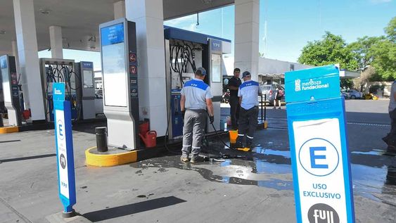 Estacion de servicio ubicada en Costanera de Ciudad con carteles que indican a los automovilistas que no pueden ingresar para cargar combustible.Foto: José Gutierrez / Los Andes