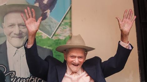 AME7400. SAN JOSÉ DE BOLÍVAR (VENEZUELA), 02/04/2024.- Fotografía de archivo fechada el 17 de junio de 2020 del señor Juan Vicente Pérez Mora, de 111 años de edad, sonríe durante una entrevista con EFE en su casa de San José de Bolívar, estado Táchira (Venezuela). El venezolano Juan Vicente Pérez Mora, quien desde mayo de 2022 ostentaba el récord Guinness como el hombre más longevo del mundo, falleció este martes en el estado Táchira (oeste, fronterizo con Colombia), donde vivió toda su vida, casi dos meses antes de cumplir 115 años. La noticia fue confirmada por el gobernador de Táchira, el chavista Freddy Bernal, quien -a través de X- publicó una nota luctuosa en la que lamentó la muerte del supercentenario sin precisar las causas del deceso. EFE/ Johnny Parra