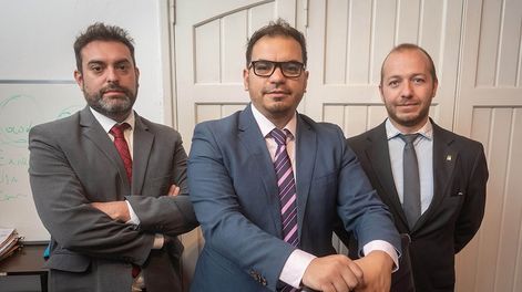 Los Andes | Garro, Legrand y Brachetta comenzaron a defender al israelí casi de casualidad: se lo cruzaron en un pasillo en el penal. Foto: Ignacio Blanco / Los Andes