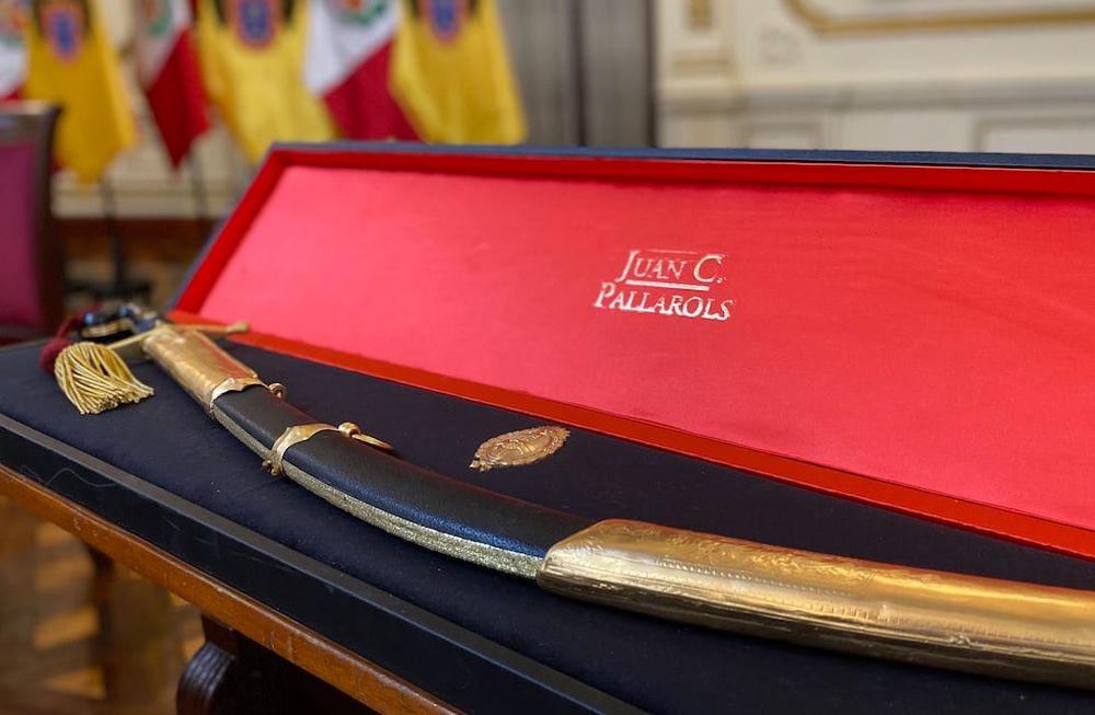 El orfebre argentino Juan Carlos Pallarols hizo entrega al burgomaestre limeño, Rafael López Aliaga, del calco del sable corvo del Gran Capitán.