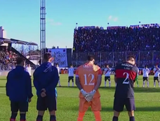 Los protagonistas de River y Tigre rindieron homenaje a Jorge Messi antes del partido en Victoria, en cumplimiento de la disposición de la AFA para todos los encuentros de la jornada.
