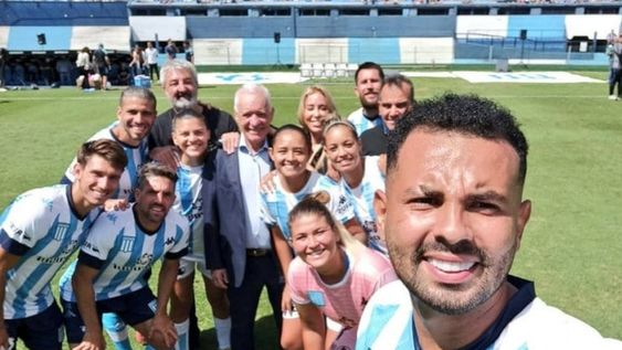 Racing Club hizo expltoar a Avellaneda y realizó la presentación de sus refuerzos tanto del fútbol masculino como del femenino en conjunto. Excelente iniciativa. / Gentileza.