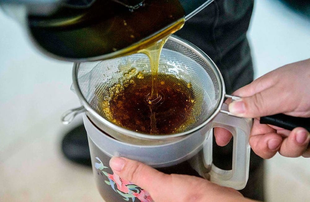 Tanto desde el Consejo Apícola como investigadores de UNCuyo están trabajando para desarrollar un miel monofloral con características únicas. Aseguran que es posible.