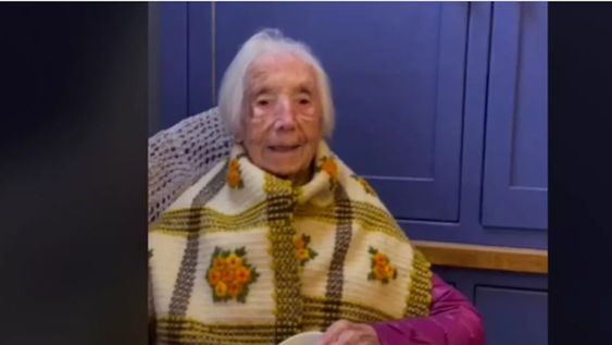 La mujer de 110 años es reconocida por ser a más longeva de su país y ahora se volvió furor en las redes.
