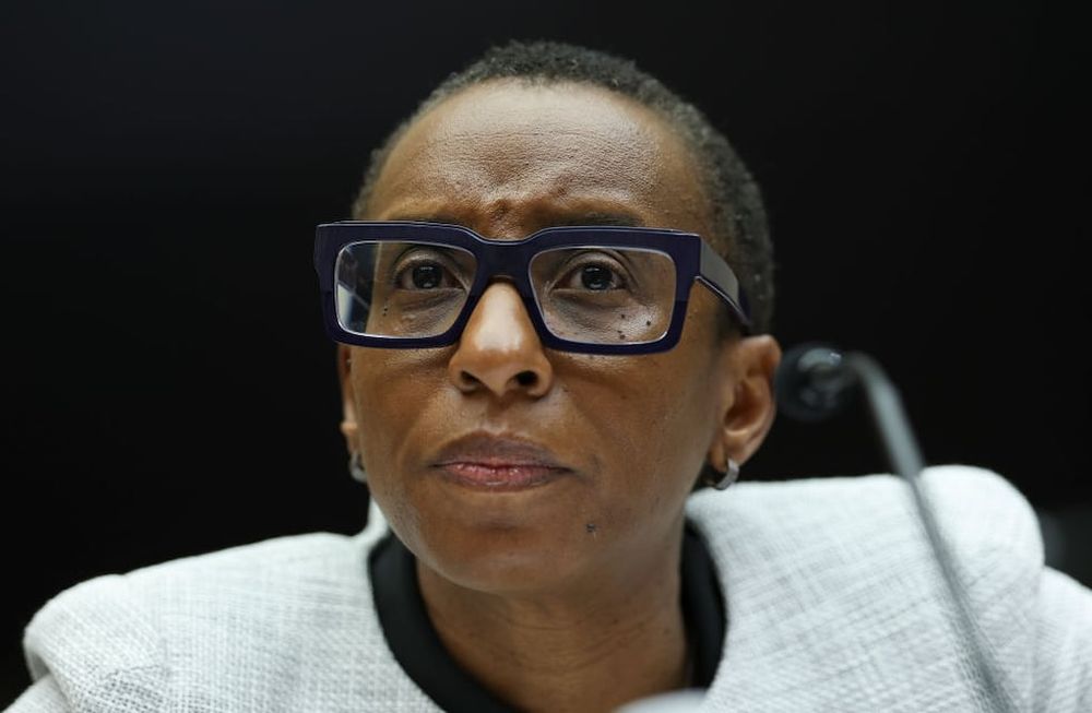 WASHINGTON, DC - 05 DE DICIEMBRE DE 2023: Dra. Claudine Gay, presidente de la Universidad de Harvard, testifica sobre atentados que han sufrido estudiantes judíos en el campus y declara que llamar al genocidio del pueblo judío no es acoso y depende del contexto. (Foto de Kevin Dietsch/Getty Images)
