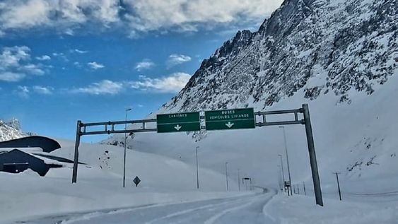 La aduana chilena Los Libertadores, tapada por la nieve (Prensa Gendarmería Nacional)