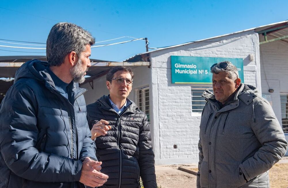 Ulpiano Suarez recorrió las obras que se realizan en el Gimnasio Nº5