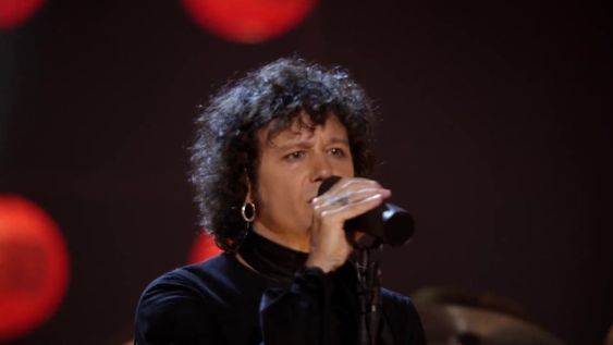 El cantante Enrique Bunbury explotó en pleno concierto por el uso de celulares
