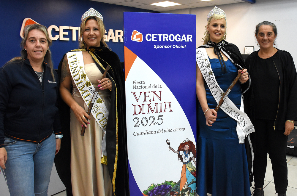 Laura Beningazza, directora de Actividades Artísticas de la Subsecretaría de Cultura; Victoria Herrera, creadora de la Vendimia de los Cerros; Noelia Poblete y Paola Sosa, reina y virreina de los Cerros 2025&nbsp;