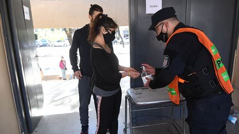 Los Andes | En cada escuela policías, gendarmes o soldados proveían alcohol en la entrada y regulaban los ingresos. Foto: José Gutiérrez / Los Andes