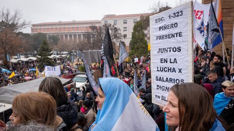 Los Andes | Paro de Estatales, Casa de GobiernoLos principales sindicatos Ate y Sute protestan contra el Gobierno provincial por mejoras salariales.Foto: Ignacio Blanco / Los Andes