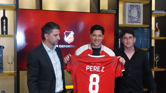 &nbsp;Enzo Pérez en la presentación oficial y su regreso a Deportivo Maipú, junto a Gabriel Viglianti y Hernán Sperdutti, presidente del club.&nbsp;