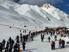 El renovado Penitentes Park recibió a miles de mendocinos que disfrutaron de la nieve, el esquí y la telesilla Pircas durante la jornada de reapertura.