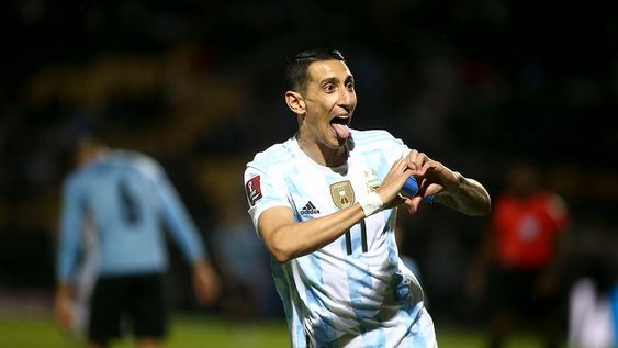 El locutor radial trató despectívamente al fideo y la joya Dybala, los jugadores argentinos que minutos más tarde ganaron el partido de visitante a Uruguay en el campeón del siglo.