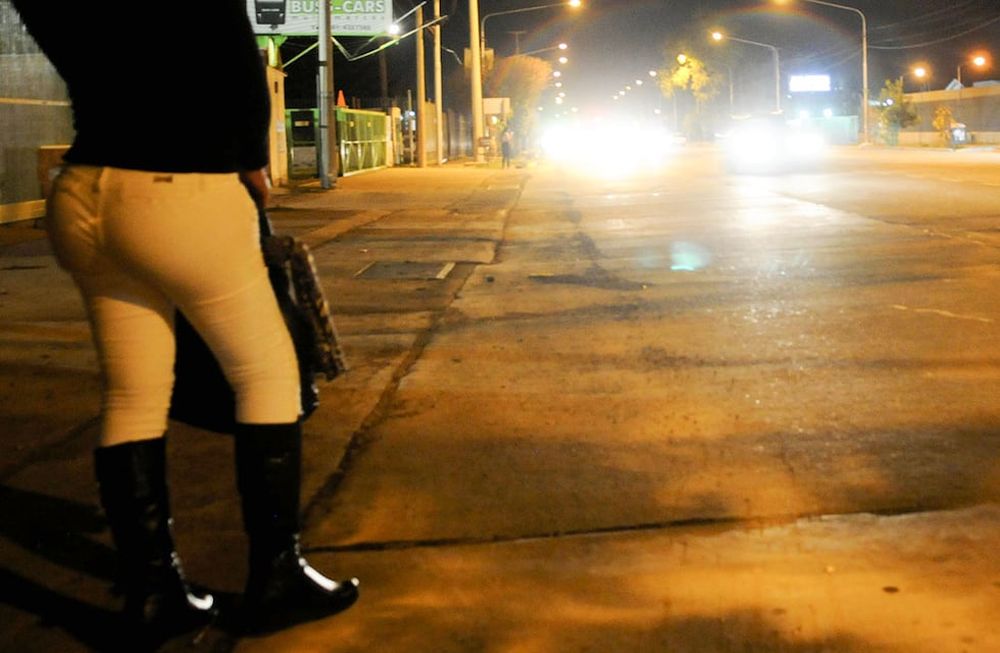 Durante la pandemia la cifra de quienes ejercen la prostitución se incrementó por las difíciles condiciones económicas. Es difícil cuantificar porque muchas se ofrecen en las redes sociales. Foto: Los Andes